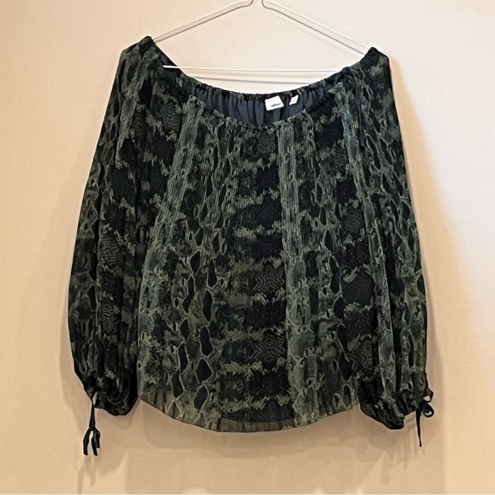 Wilfred Aritzia Talence Blouse Green & Black Python Snake Print Pleated size XS